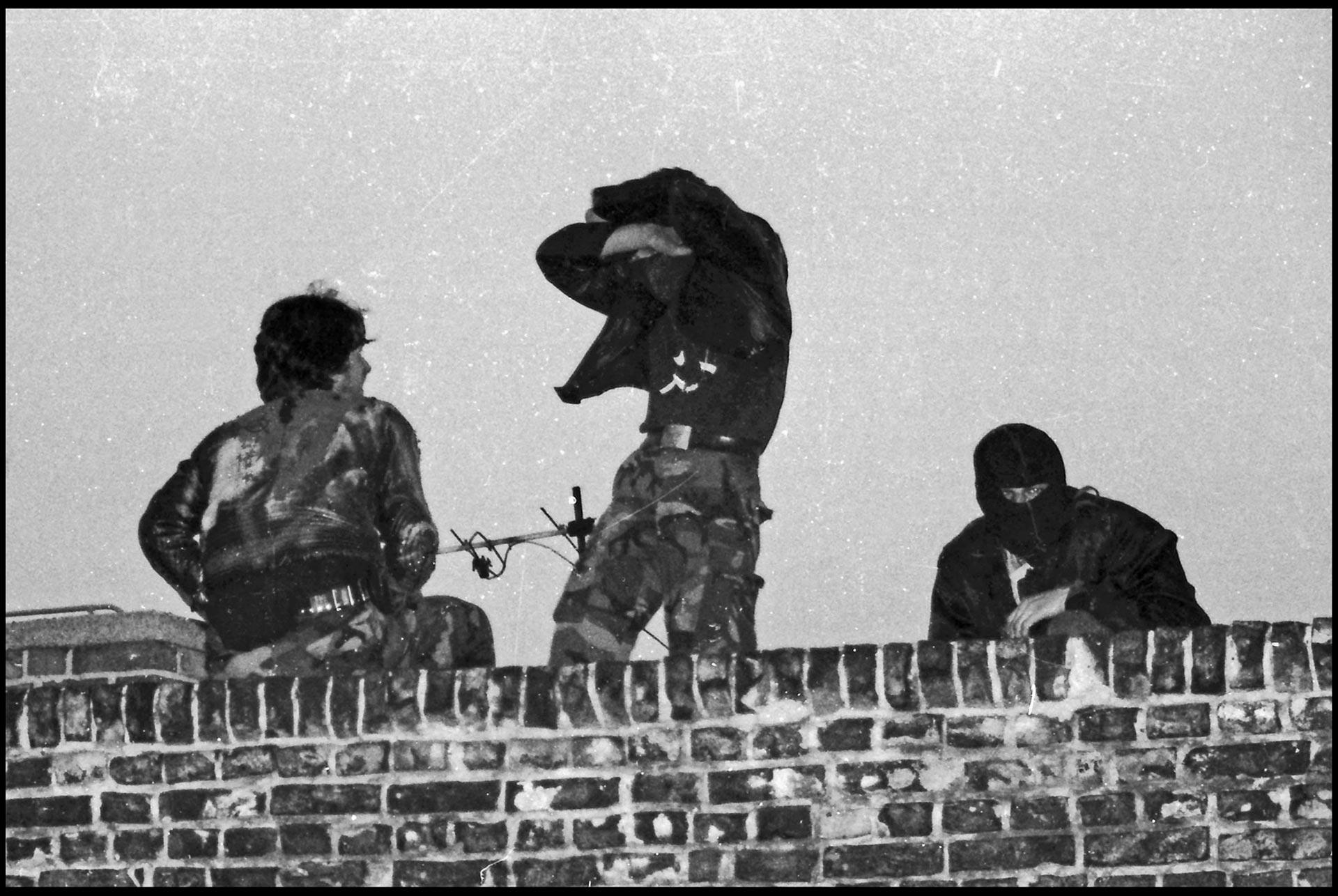 Um auf Überfälle von Neonazis vorberietet zu sein, wurden Dachwachen eingerichtet, die in manchen Zeiten permanent die Straßen beobachteten. Rigaer Straße 80, 1990. Foto: Marko Krojač