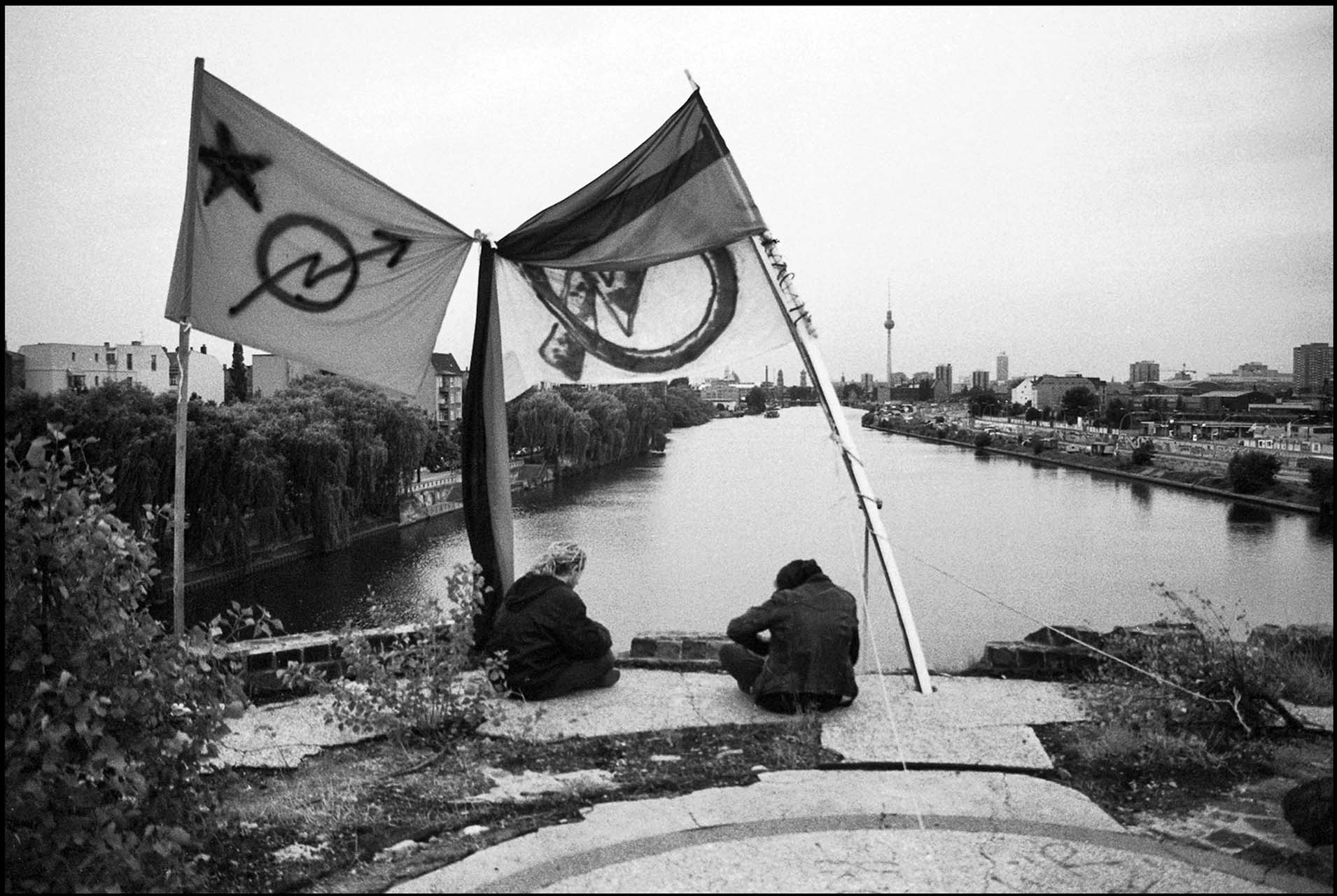 Als die Utopie für manche noch zum greifen nahe schien: Romantischer Blick von einem besetzten Turm der Oberbaumbrücke auf die Innenstadt Berlins 1992. Foto: Marco Krojač